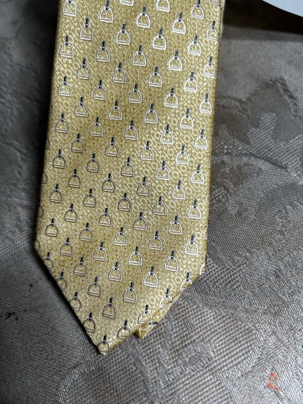 Gucci Gold Micro-Pattern Silk Tie - Picture 2 of 14